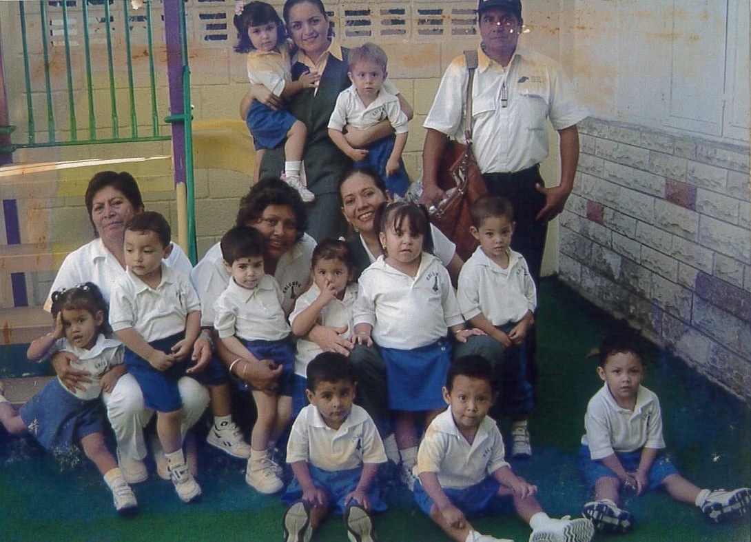 Foto antigua del Colegio Columbia en el año 1984